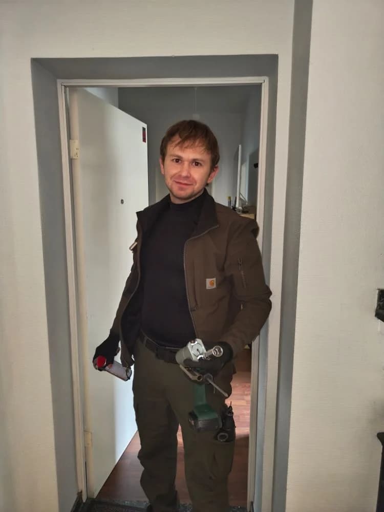 Paul Gammershmidt vom Schlüsseldienst Hammerschmidt Berlin bei Türöffnung